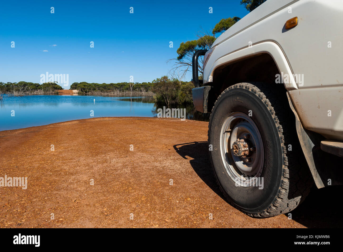 La voie de l'Outback inondée après de fortes pluies les jours avant. Banque D'Images