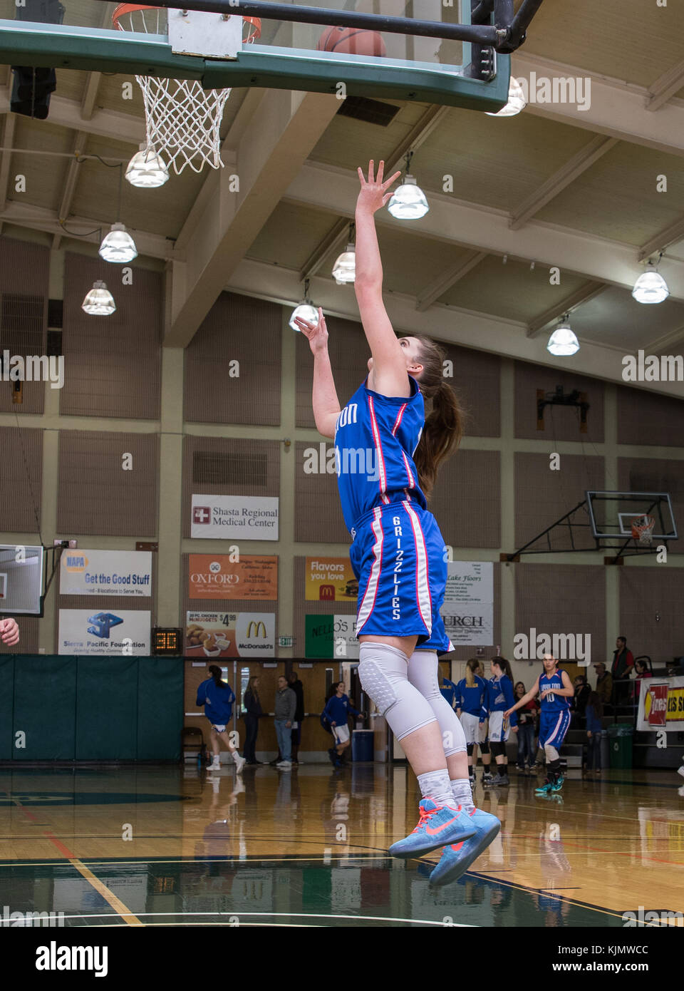 High school basketball action avec Fall River vs Loyalton au gymnase du Collège de Shasta à Redding en Californie. Banque D'Images