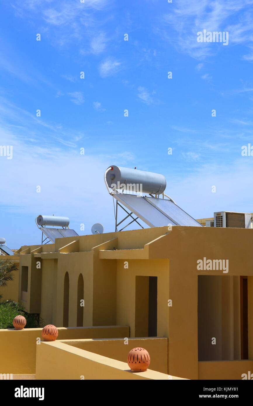 Systèmes pour le chauffage de l'eau à partir de la lumière solaire ( soleil collecteurs) sur les toits de l'hôtel à Marsa Alam, Egypte Banque D'Images