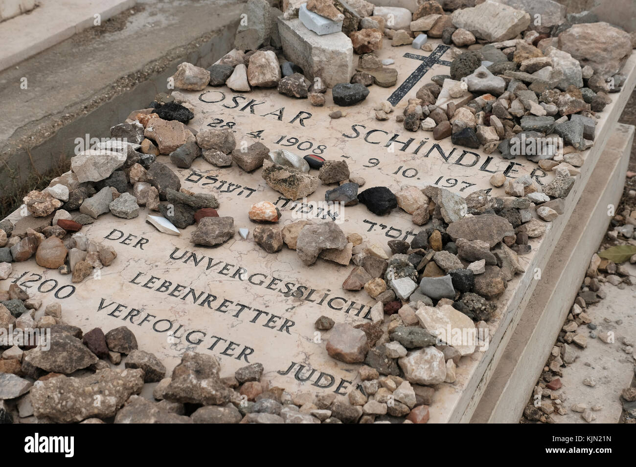 L'inscription sur la tombe d'Oskar Schindler en hébreu et en allemand se lit comme suit : « Oskar Schindler EST UN homme juste parmi les gentils. L’inoubliable saveur de la vie de 1200 Juifs persécutés » situé dans le cimetière franciscain catholique romain sur le mont Sion Jérusalem Israël Banque D'Images
