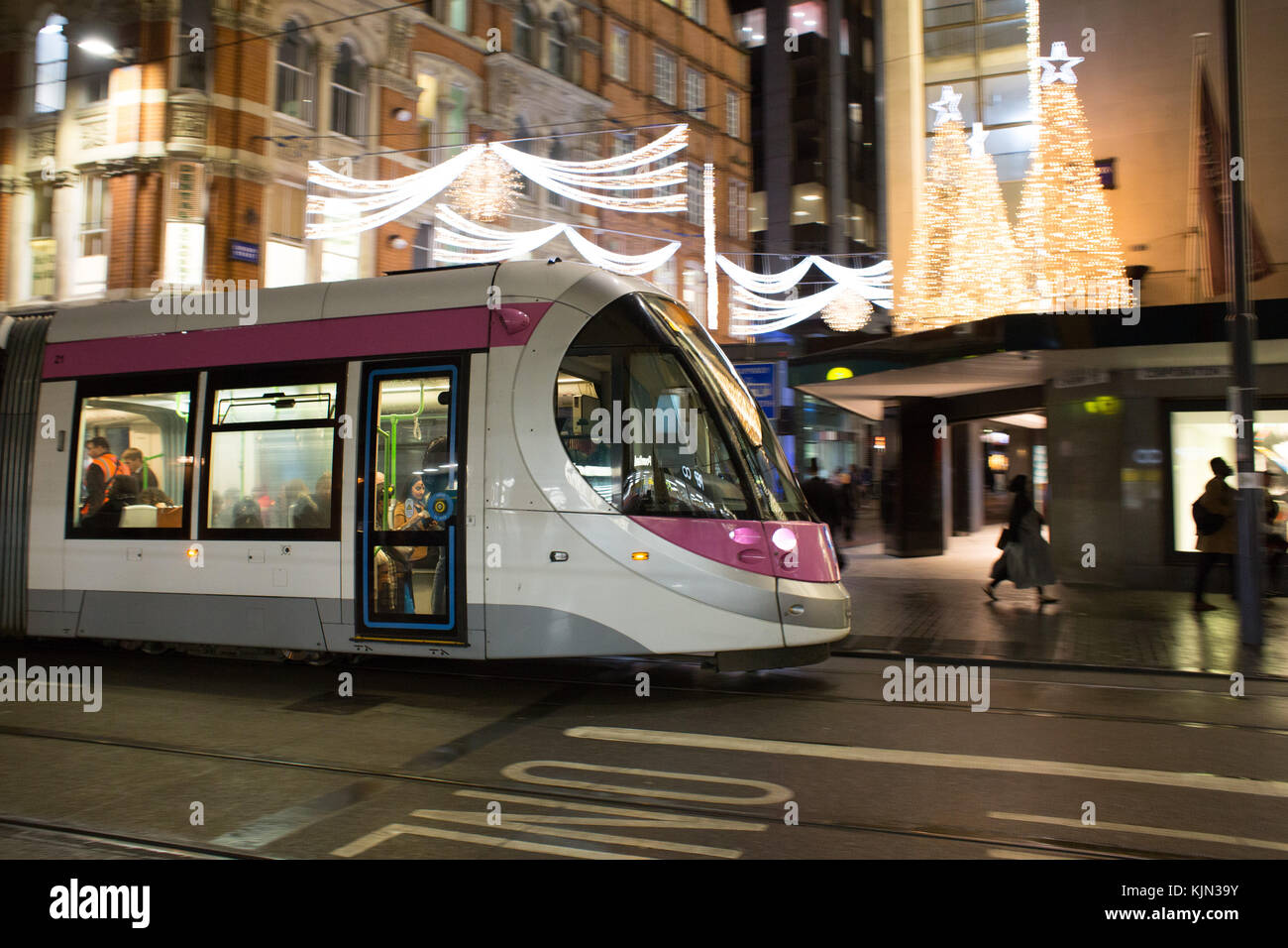 Le tramway passe Birmingham House of Fraser magasin sur Corporation Street à Noël Banque D'Images