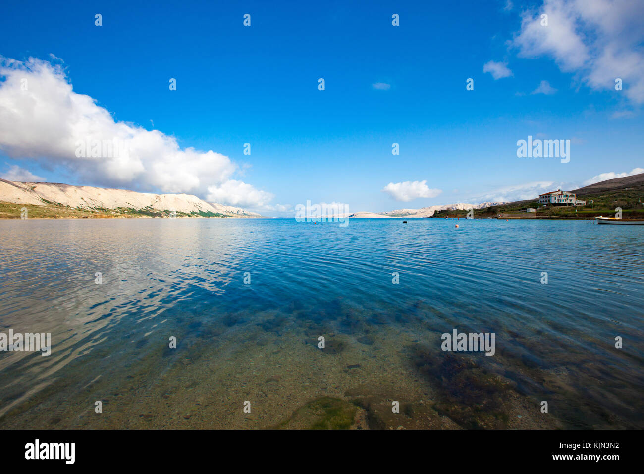 La baie de la mer avec une côte rocheuse en Croatie Banque D'Images