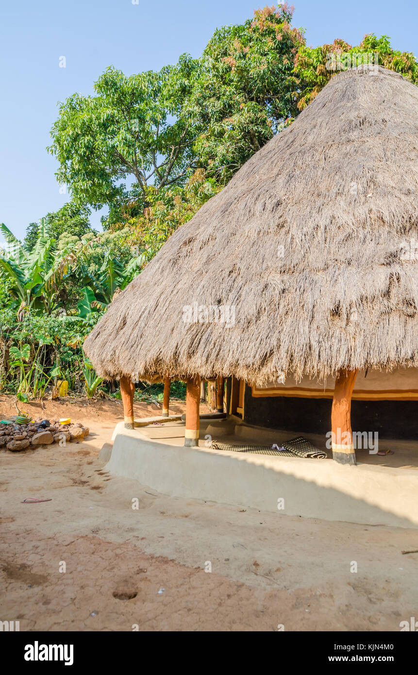 Belle et colorée de chaume traditionnels rondes en boue et d'argile hut dans village rural de Guinée Bissau, Afrique de l'Ouest Banque D'Images