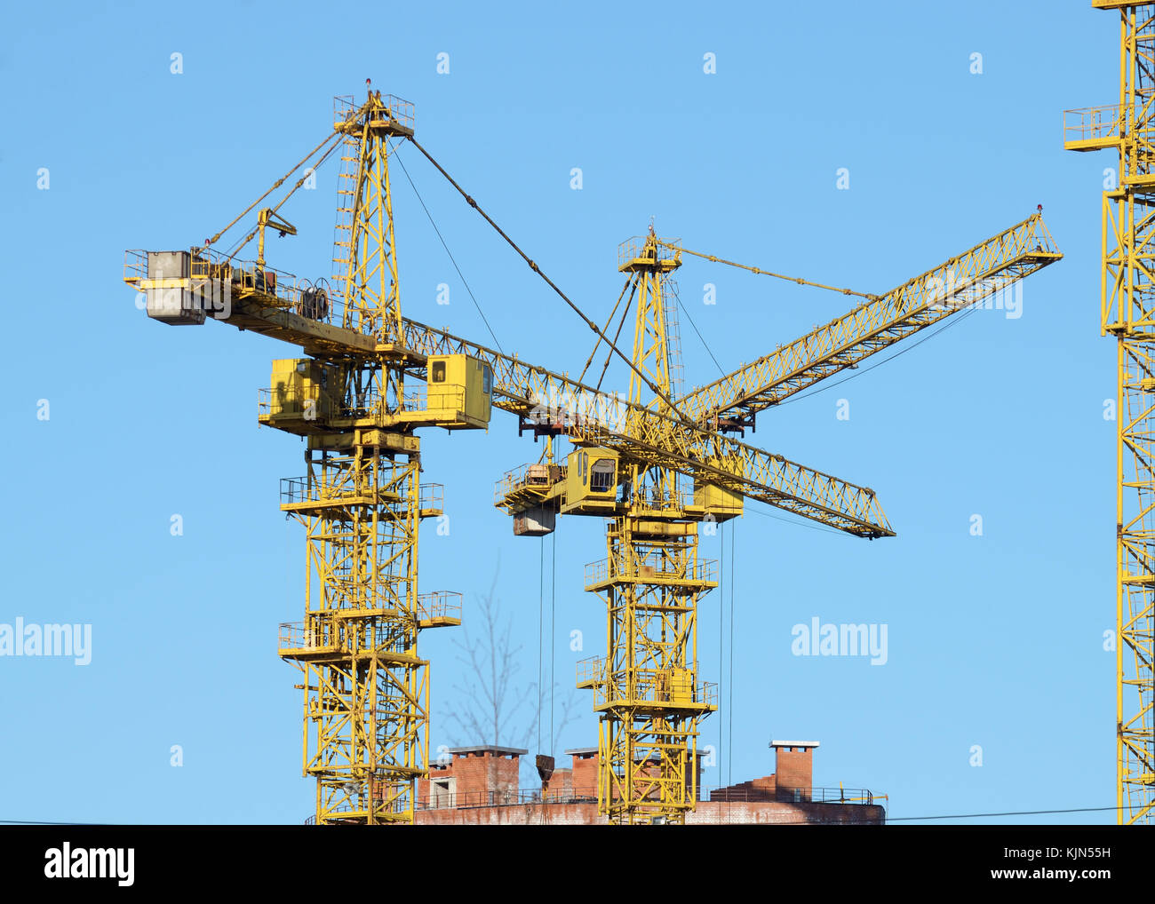 Grue de construction des ascenseurs une variété de charges sur les chantiers de construction. Banque D'Images