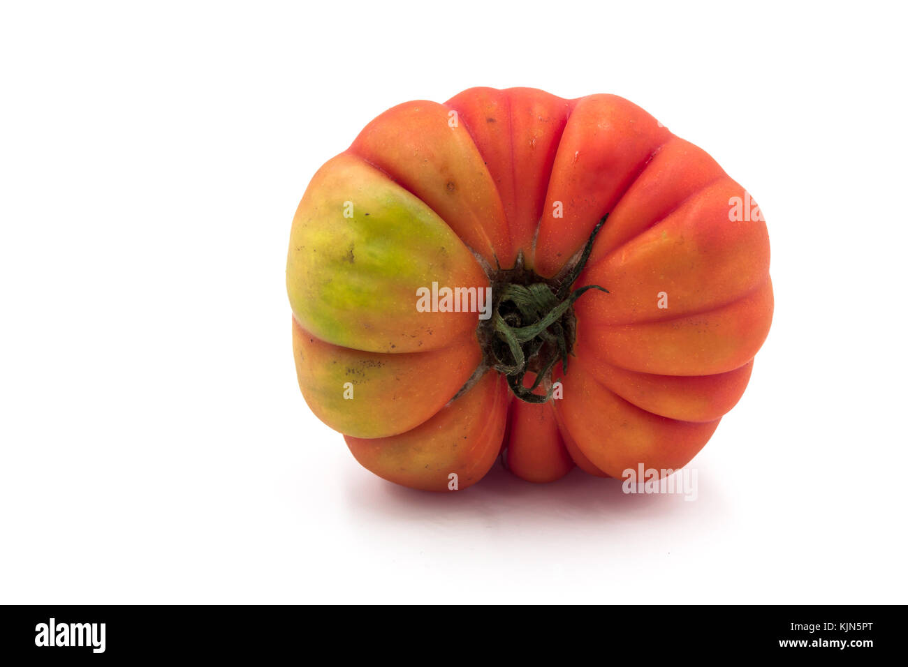 Big Red tomate raf depuis Almeria isolé sur fond blanc Banque D'Images