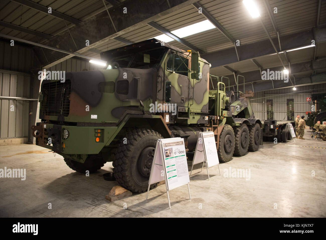 M1070 A1 Système de transport d'équipement lourd chariot est en affichage statique pour la cérémonie d'inauguration de l'armée mise en place de ce stock (APS) 2 tr Banque D'Images