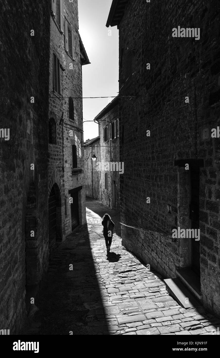 Gubbio (Italie) - ville médiévale de la région Ombrie, pendant les vacances de Noël, avec la scène de la nativité des statues grandeur nature dans le district de San Martino Banque D'Images