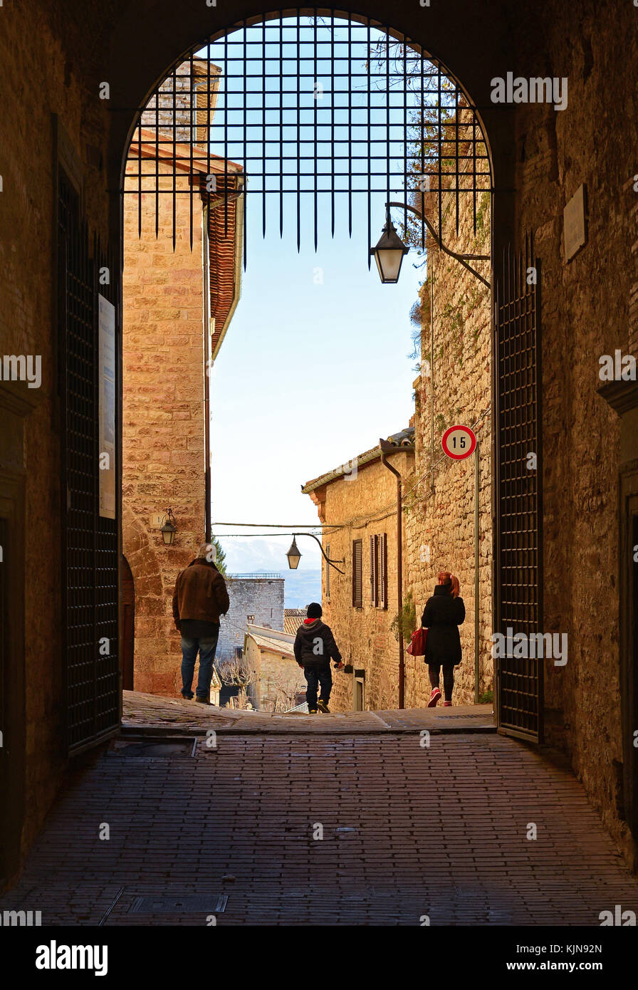 Gubbio (Italie) - ville médiévale de la région Ombrie, pendant les vacances de Noël, avec la scène de la nativité des statues grandeur nature dans le district de San Martino Banque D'Images