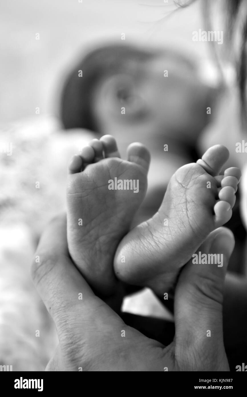 Bébé nouveau-né les pieds avec de mignons petits orteils Banque D'Images