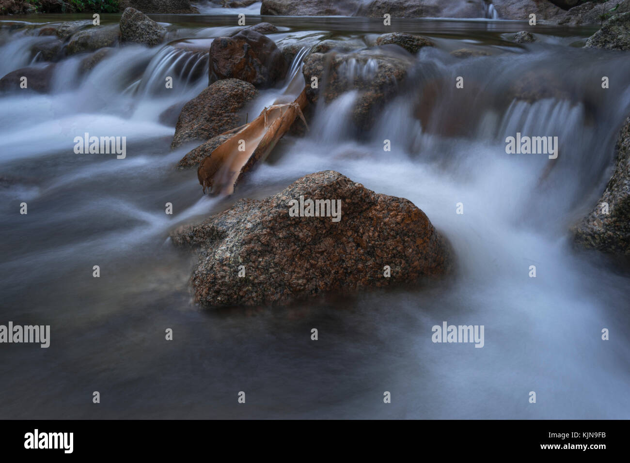 L'obturation lente de la rivière Batu kurau, taiping, Perak, Malaisie Banque D'Images