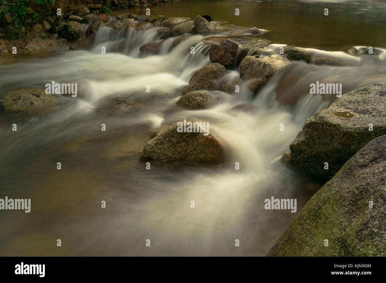 L'obturation lente de la rivière Batu kurau, taiping, Perak, Malaisie Banque D'Images