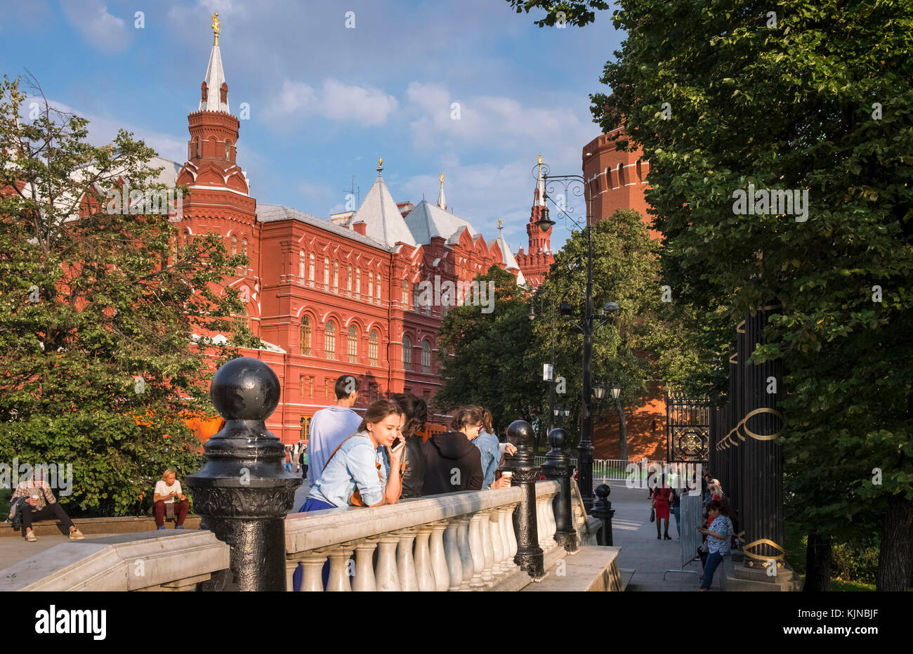 Scène de rue de Moscou, près du Musée Historique de l'État et au jardin d'Alexandre, Moscou, Russie. Banque D'Images