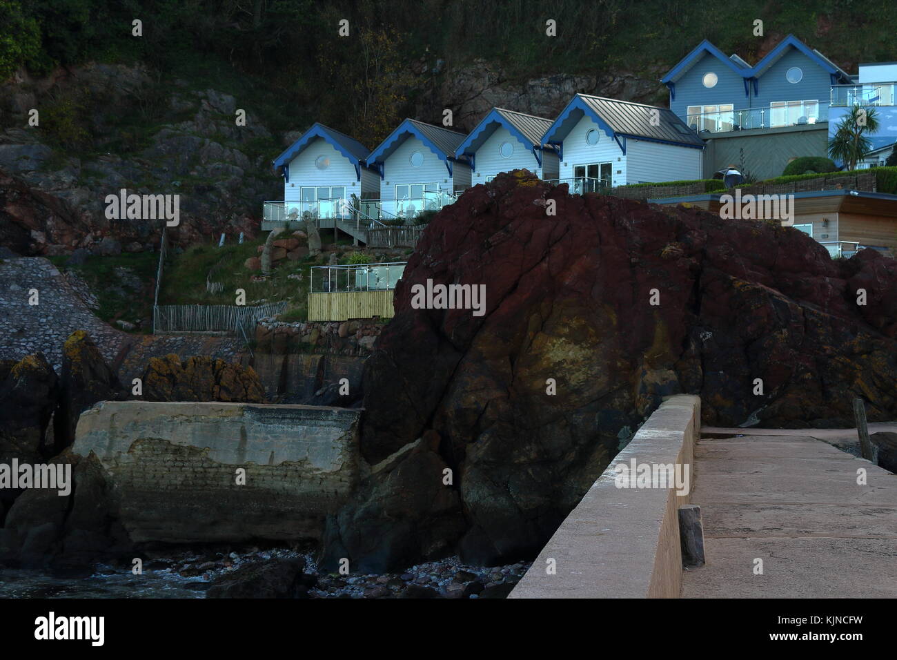 Cabanes de plage modernes et contemporaines sur une colline escarpée au-dessus de la mer à Babbacombe, Torquay, Devon Banque D'Images