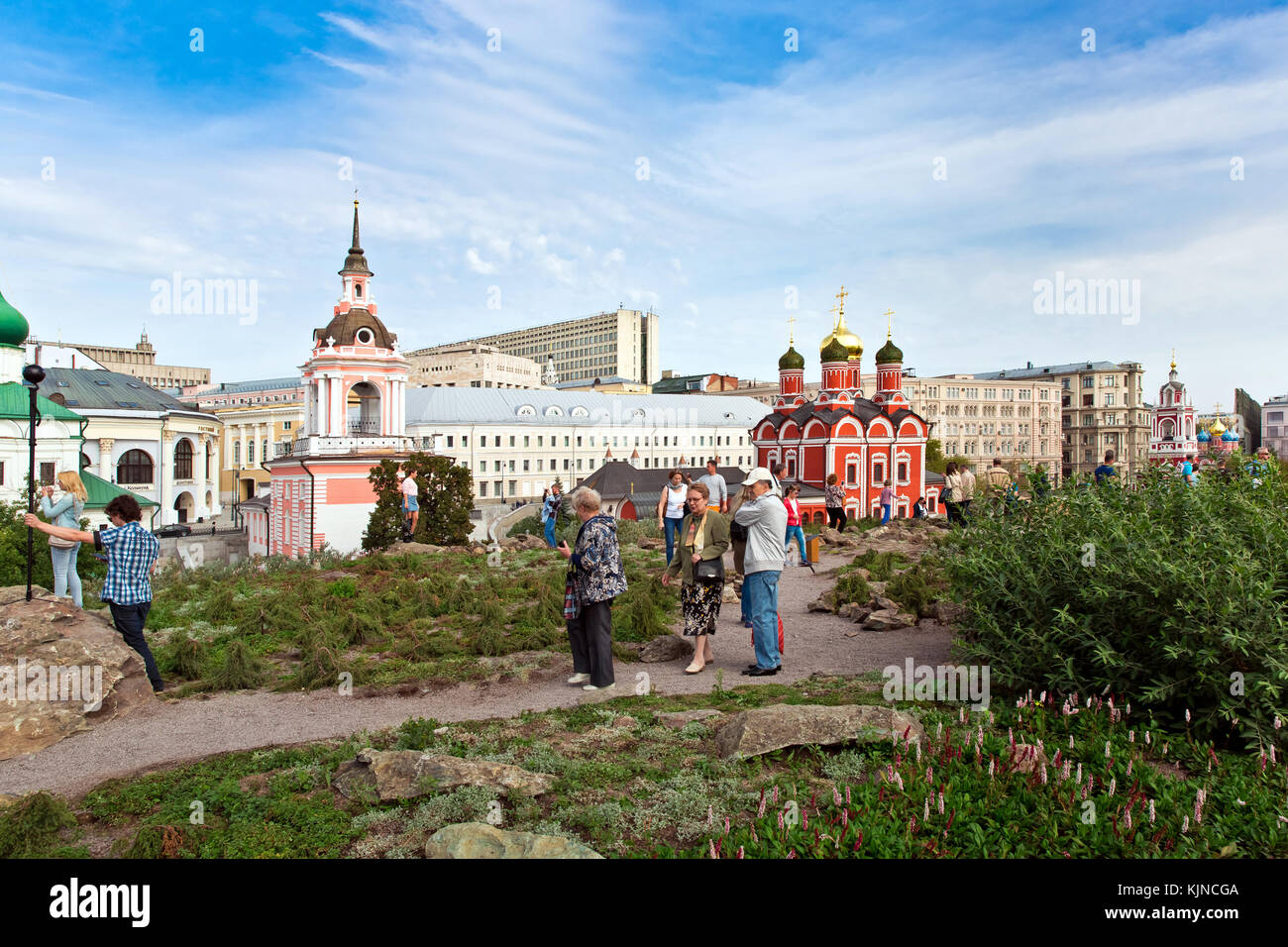 Moscou, Russie - septembre 2017 : la rue varvarka avec ses cathédrales et églises - vue de nouveaux zaryadye park situé près de la place Rouge à Moscou, Russie Banque D'Images