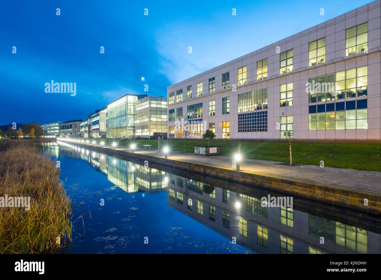 Vue de nuit du quartier d'affaires moderne dans un parc d'Edimbourg à Edimbourg, Ecosse, Royaume-Uni Banque D'Images