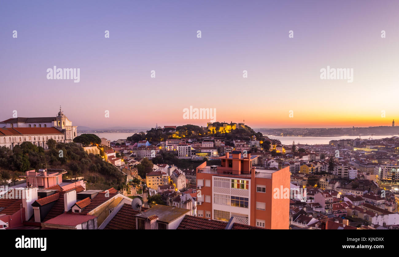 Lisbonne, Portugal - 19 novembre 2017 : la ville de Lisbonne, Portugal, par nuit, peu après le coucher du soleil sur une journée de novembre. Banque D'Images