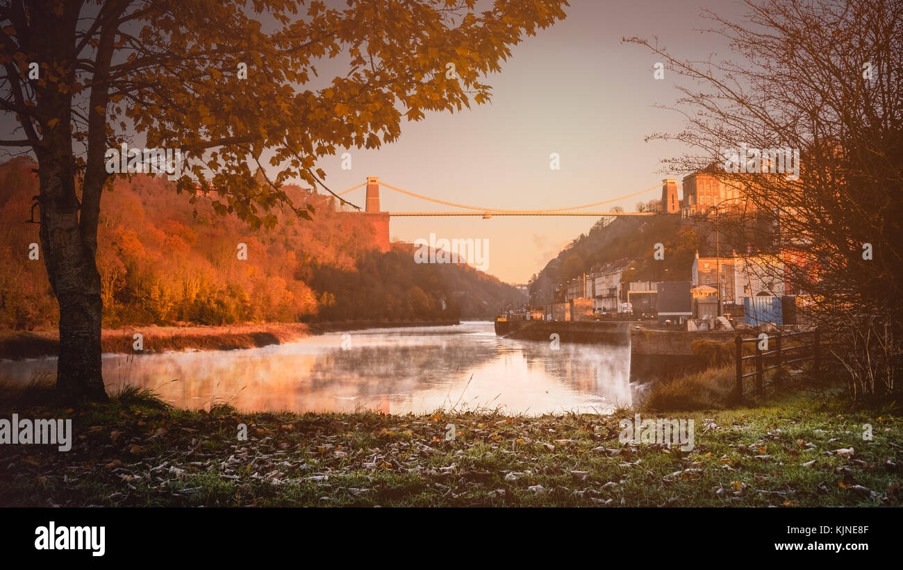 Clifton Suspension Bridge au lever du soleil à l'automne, Bristol, Royaume-Uni Banque D'Images