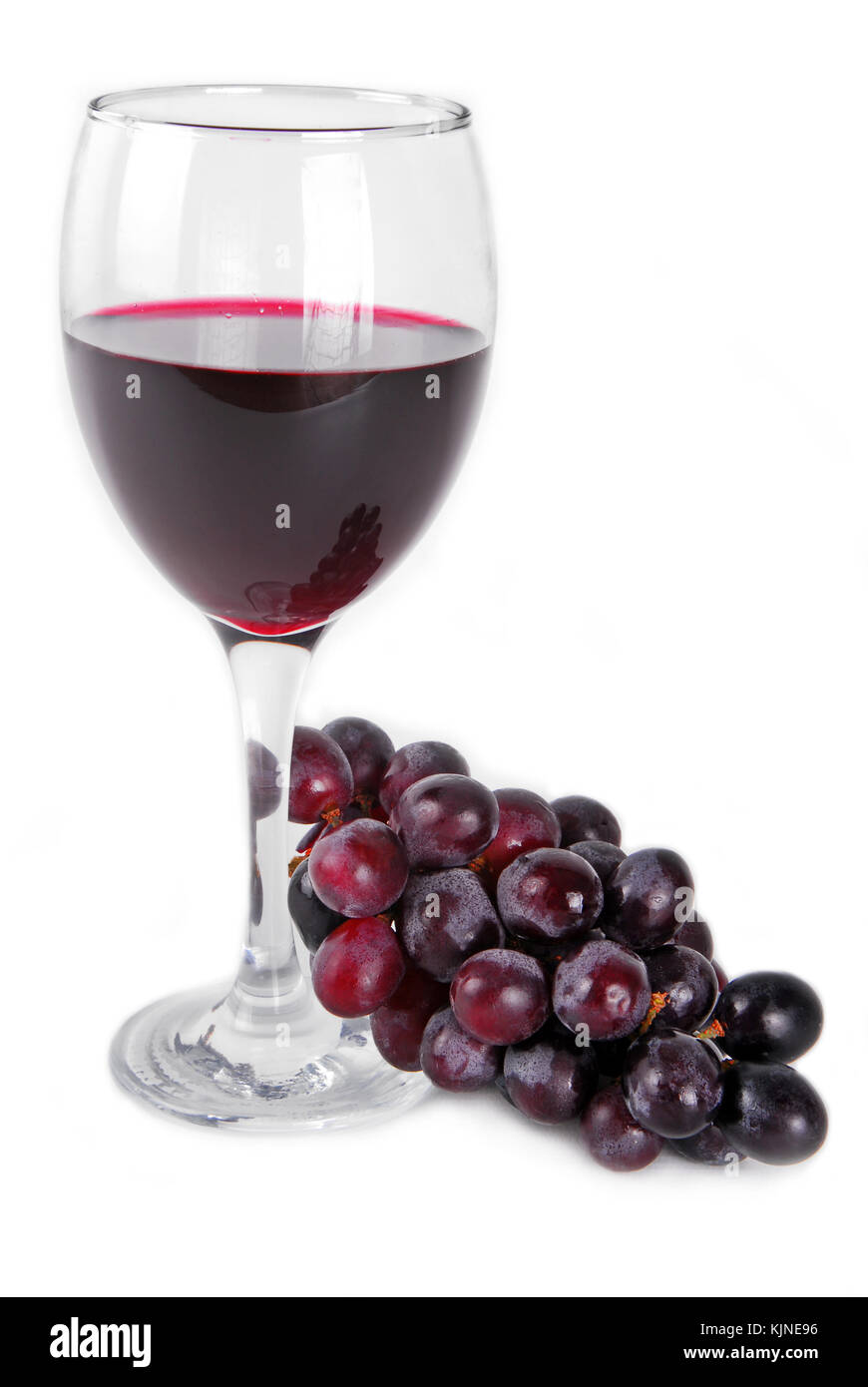 Verre à vin rouge avec raisins rouges isolated on white Banque D'Images