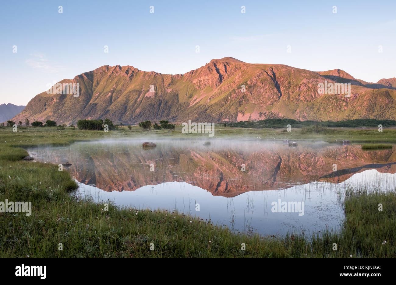 Paysage de montagne pittoresque avec une belle réflexion à bright journée d'été dans l'île de Lofoten, Norvège Banque D'Images