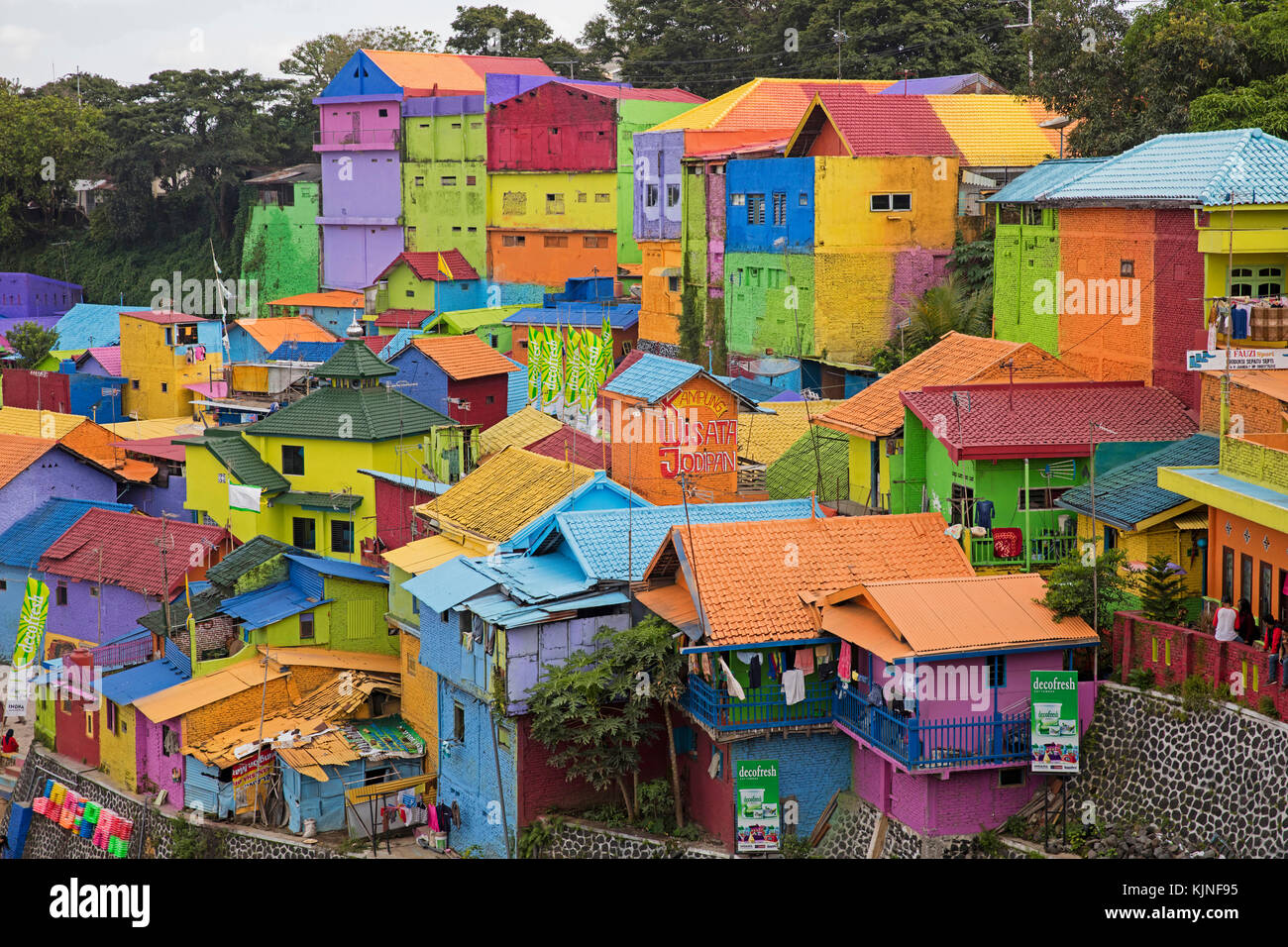 Maisons colorées dans le bidonville de Kampung Wisata Jodipan, banlieue artiste de la ville Malang, Jawa Timur / East Java, Indonésie Banque D'Images