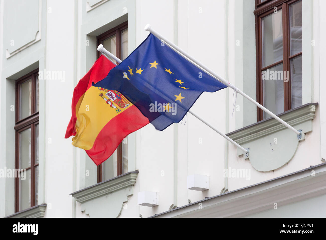 Drapeaux espagnols et européens accrochés à l'ambassade espagnole à Bratislava. Banque D'Images