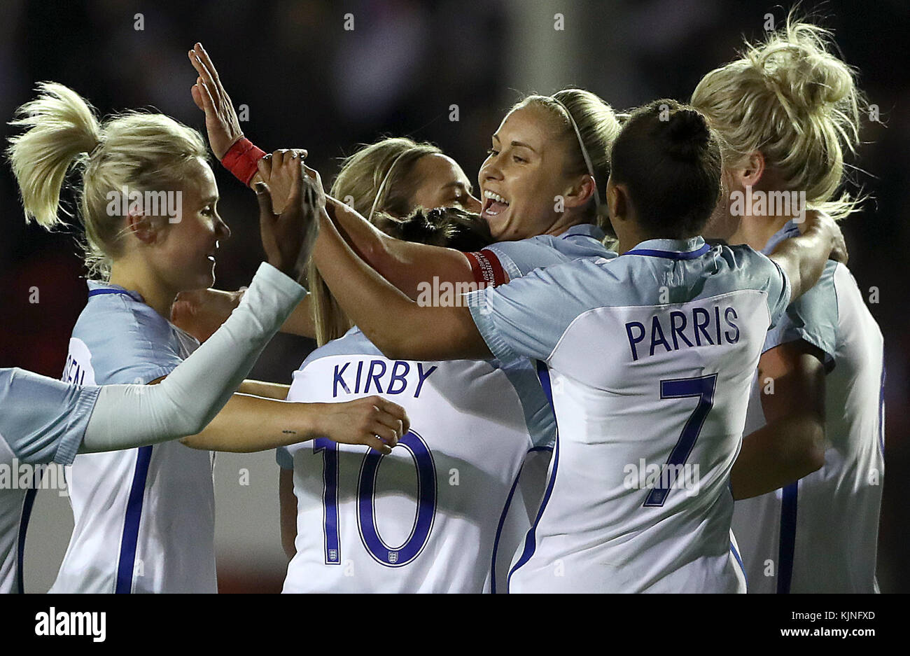 Steph Houghton (au centre), en Angleterre, célèbre le premier but de son équipe lors du match de qualification de la coupe du monde des femmes 2019 au stade Banks, Walsall. Banque D'Images