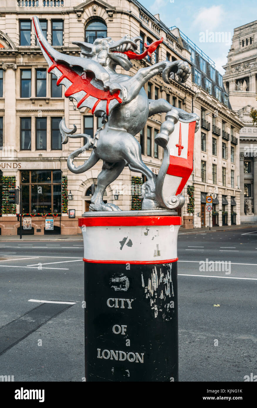 Le dragon bornes en fonte sont des statues de dragons sur le métal ou la pierre que plinthes marquer les limites de la ville de Londres. Banque D'Images