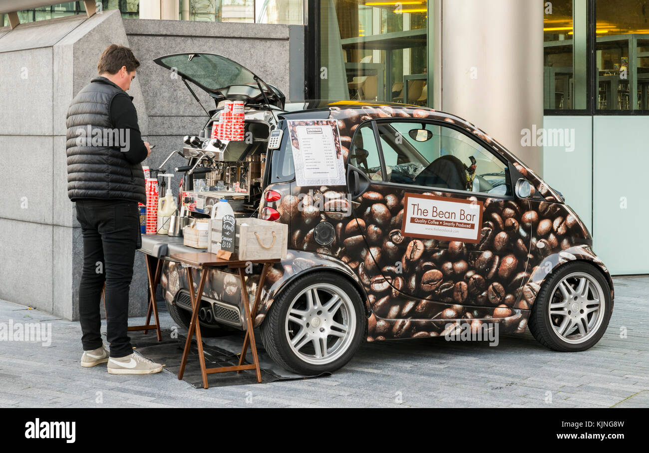 L'homme vend du café et d'autres rafraîchissements de l'arrière de son mini du Jubilee Walkway, London, UK Banque D'Images