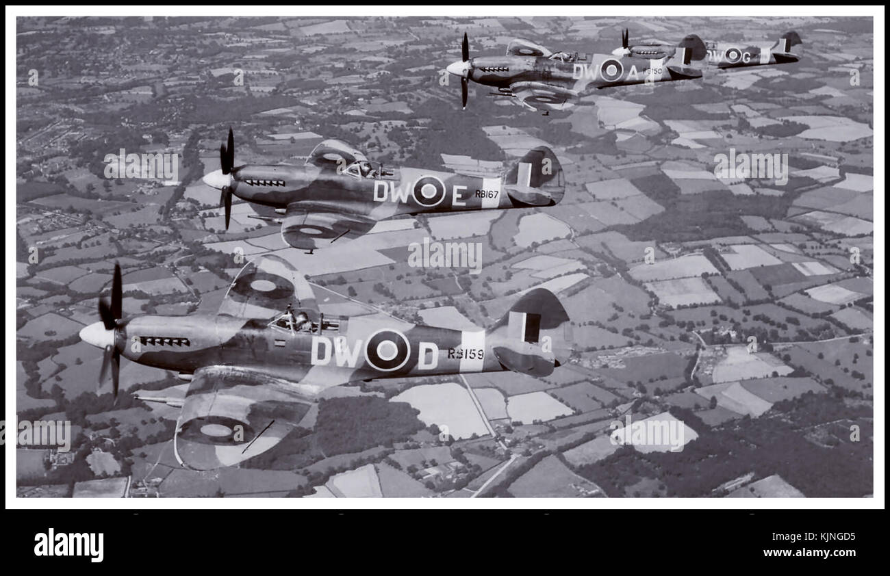 1944 Spitfire Mk XIV la Royal Airforce 610 aile de l'Escadron à la fin de la guerre, armé de la puissante Spitfire Mk XIV survolant le sud de l'Angleterre en 1944, les hommes et les machines de l'escadron 610 ont été fêtés pour devenir extrêmement réussi à intercepter la redoutable V1 battant bombes buzz avant d'atteindre Londres, abattage eux avec leur puissante à moteur Griffon Spitfire Mk.XIVs par tous les moyens possibles. Banque D'Images