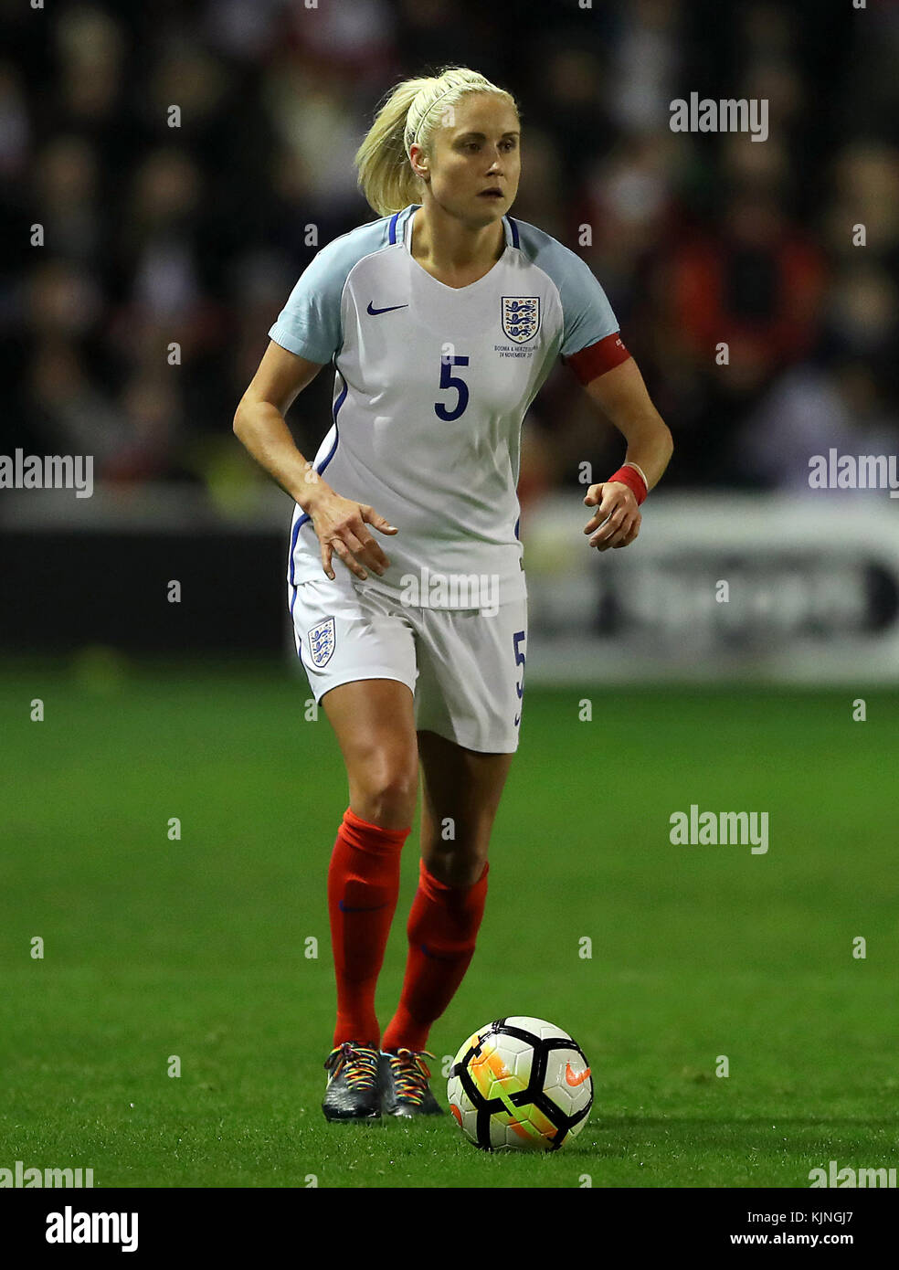 Steph Houghton en Angleterre lors du match de qualification de la coupe du monde des femmes 2019 au stade Banks's, Walsall. APPUYEZ SUR ASSOCIATION photo. Date de la photo : vendredi 24 novembre 2017 Banque D'Images