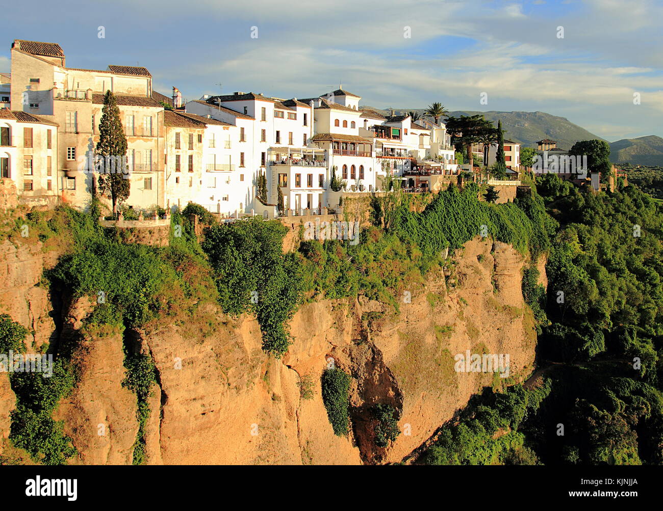 Ronda, espagne. Belle vue sur la ville et d'el tajo canyon avant le coucher du soleil. Banque D'Images