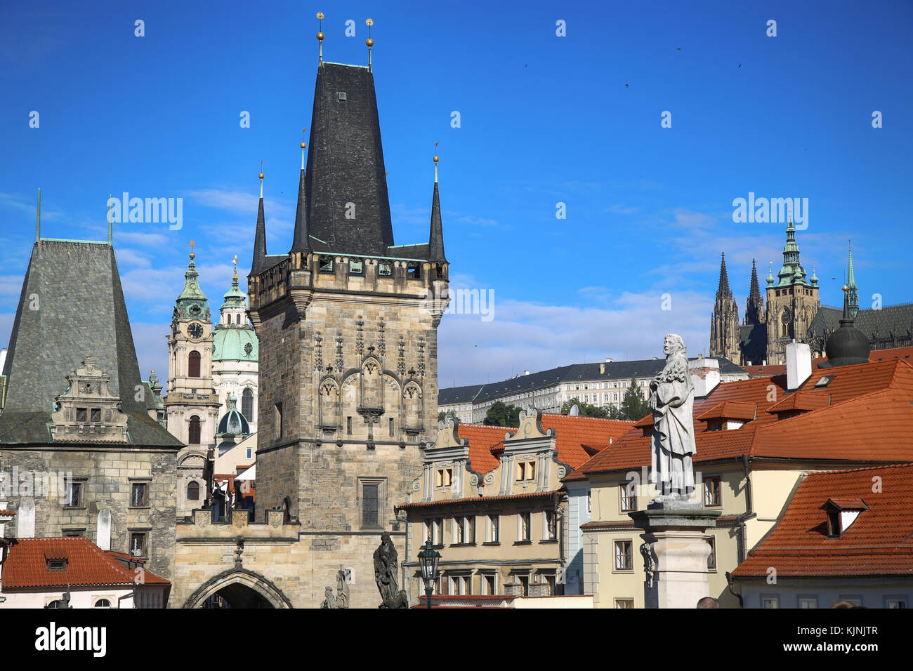 Vue de la tour du pont inférieur et st. Cathédrale Saint-Guy et cathédrale de Saint Nicolas du pont Charles (Karluv Most) à Prague, République tchèque Banque D'Images