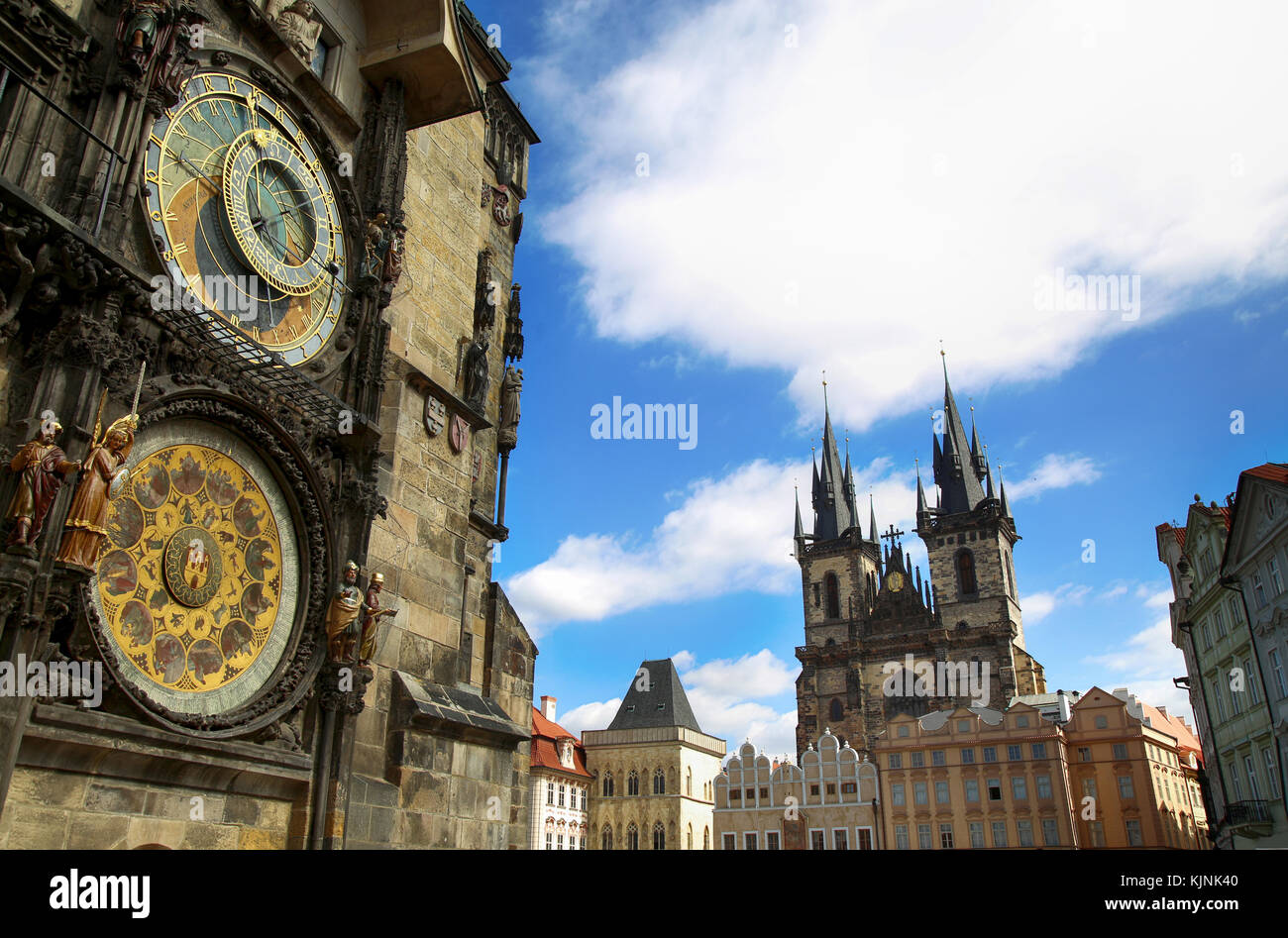 Célèbre horloge astronomique orloj et église Notre Dame de Tyn Prague, République tchèque Banque D'Images