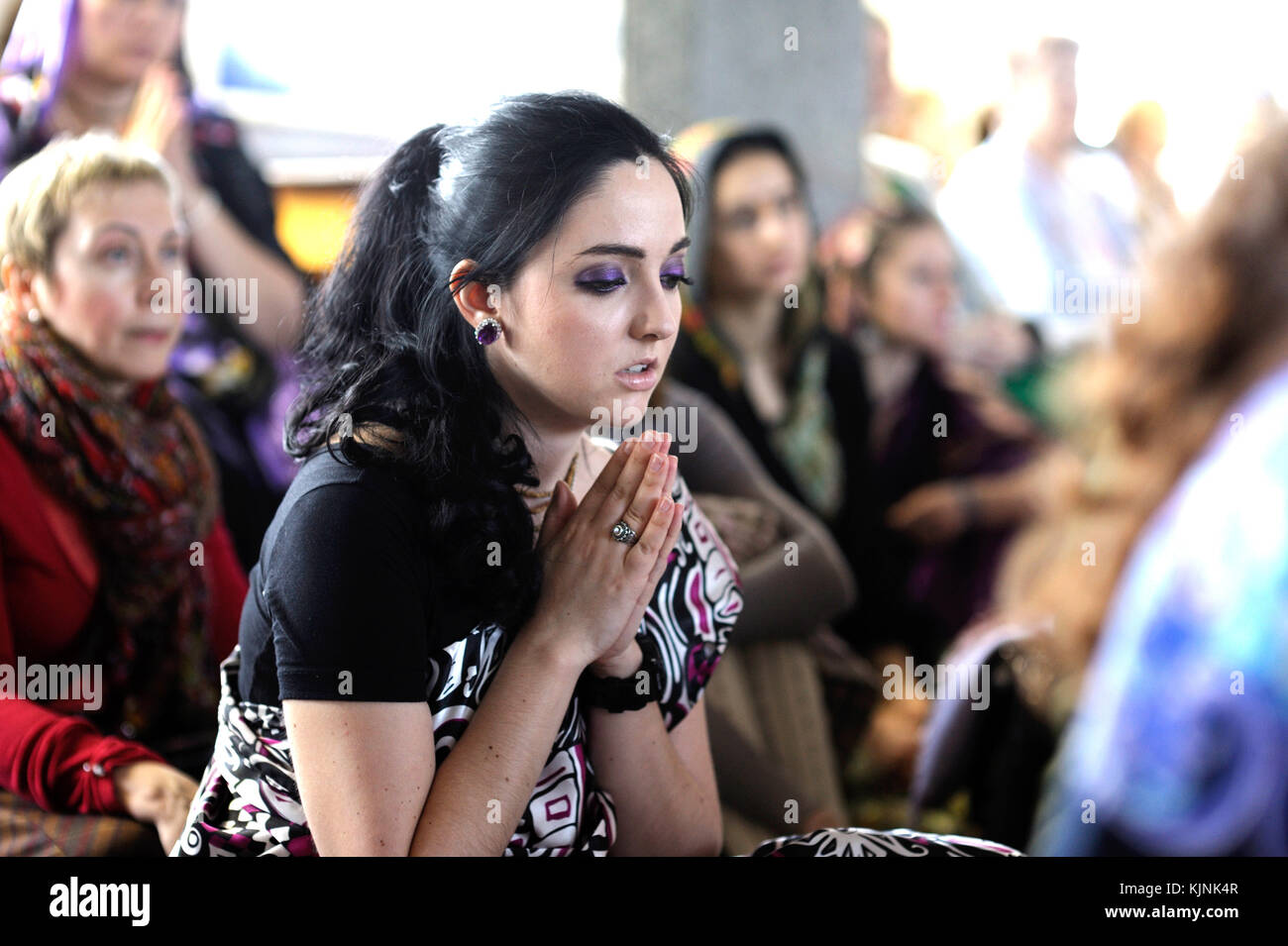 Belle jeune fille Hare Krishna prier dans un temple. Le 3 avril 2017. Le temple de Krishna, kiyv, Ukraine Banque D'Images