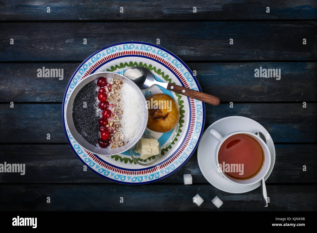 Bouillie de riz sucré aux fruits rouges noix de coco et chips, vue d'en haut. petit-déjeuner sain ou dessert. plateau et du pain avec du beurre. Banque D'Images