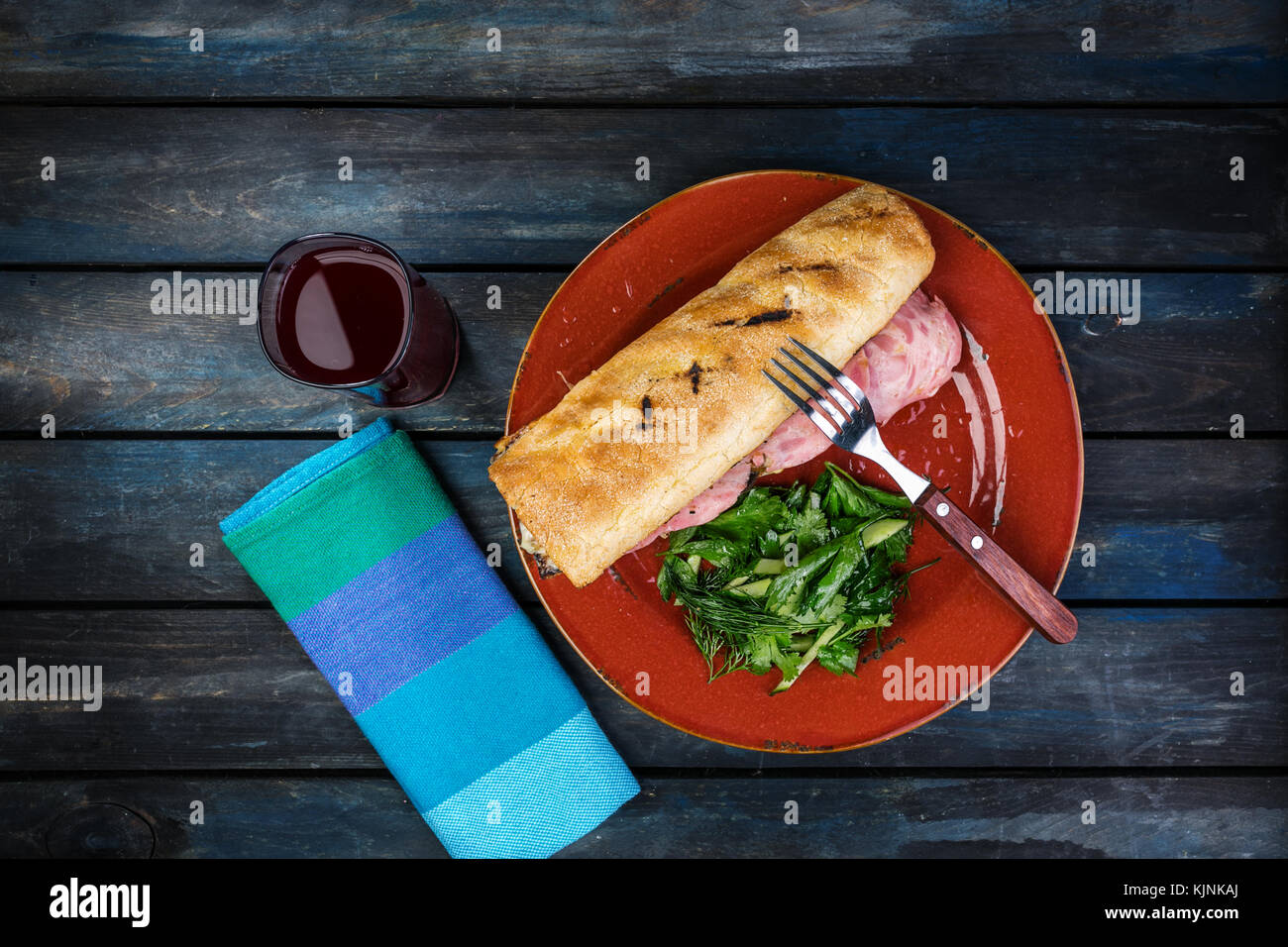 Délicieux sandwich avec boisson de fruits et de champignons au jambon salade verte sur une plaque en céramique de couleur de fond en bois. Vue de dessus. Banque D'Images