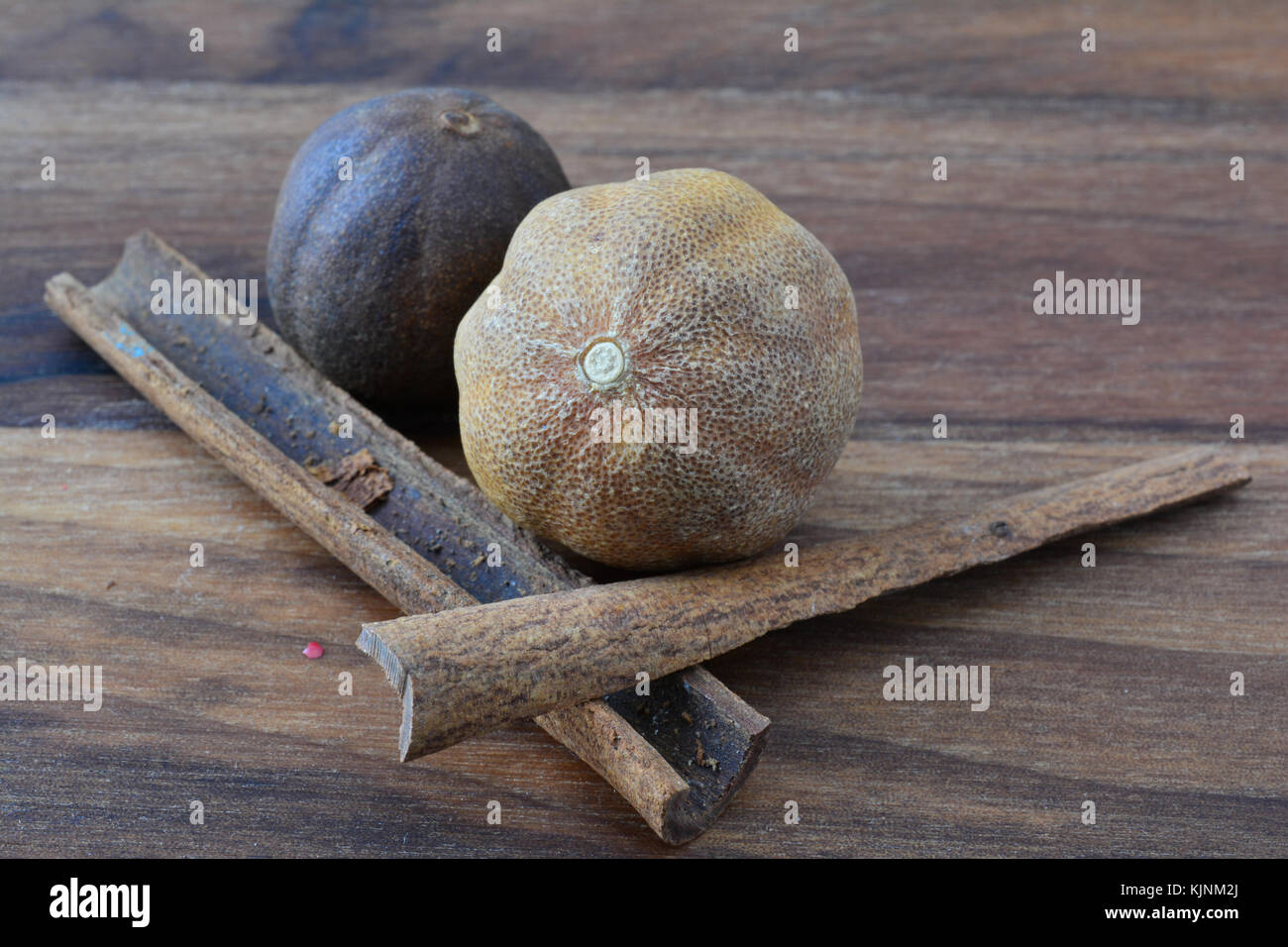 Paire de bâtons de cannelle et de muscade sur planche en bois foncé Banque D'Images