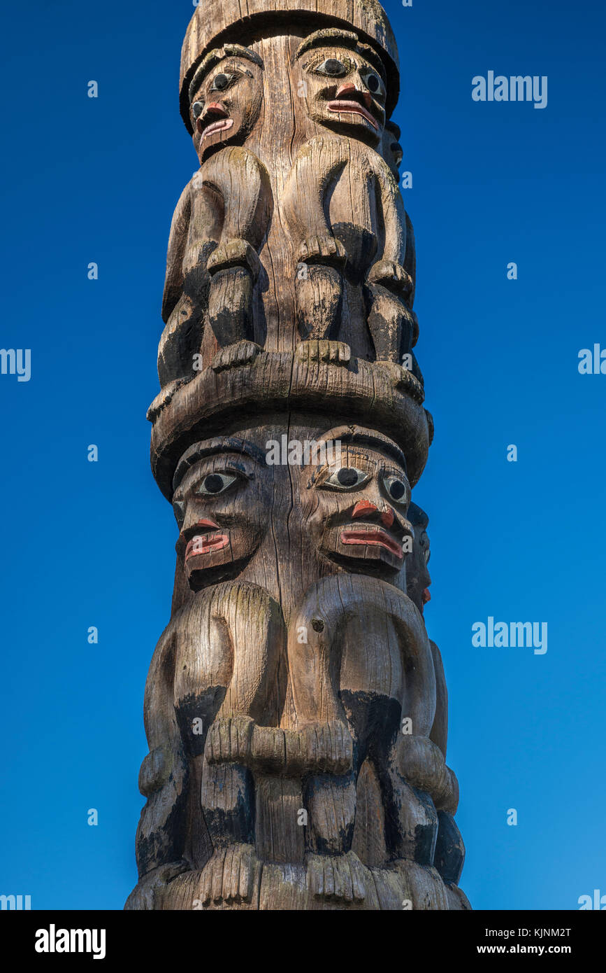 Chiffres en 1954, Pôle Gitxsan, sculpteurs par Mungo Martin, David Martin, Henry Hunt et Tony Hunt, au Thunderbird Park, Victoria, île de Vancouver, Colo. Banque D'Images