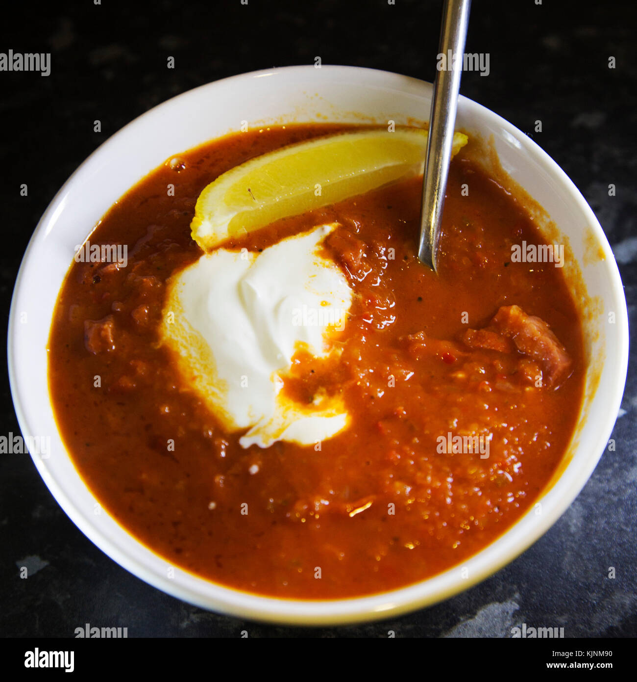 Un bol de soupe soljanka servi à Dresde, en Allemagne. Le plat a été réputé introduit dans l'est de l'Allemagne par l'occupation des troupes soviétiques après la Seconde Guerre mondiale. Banque D'Images