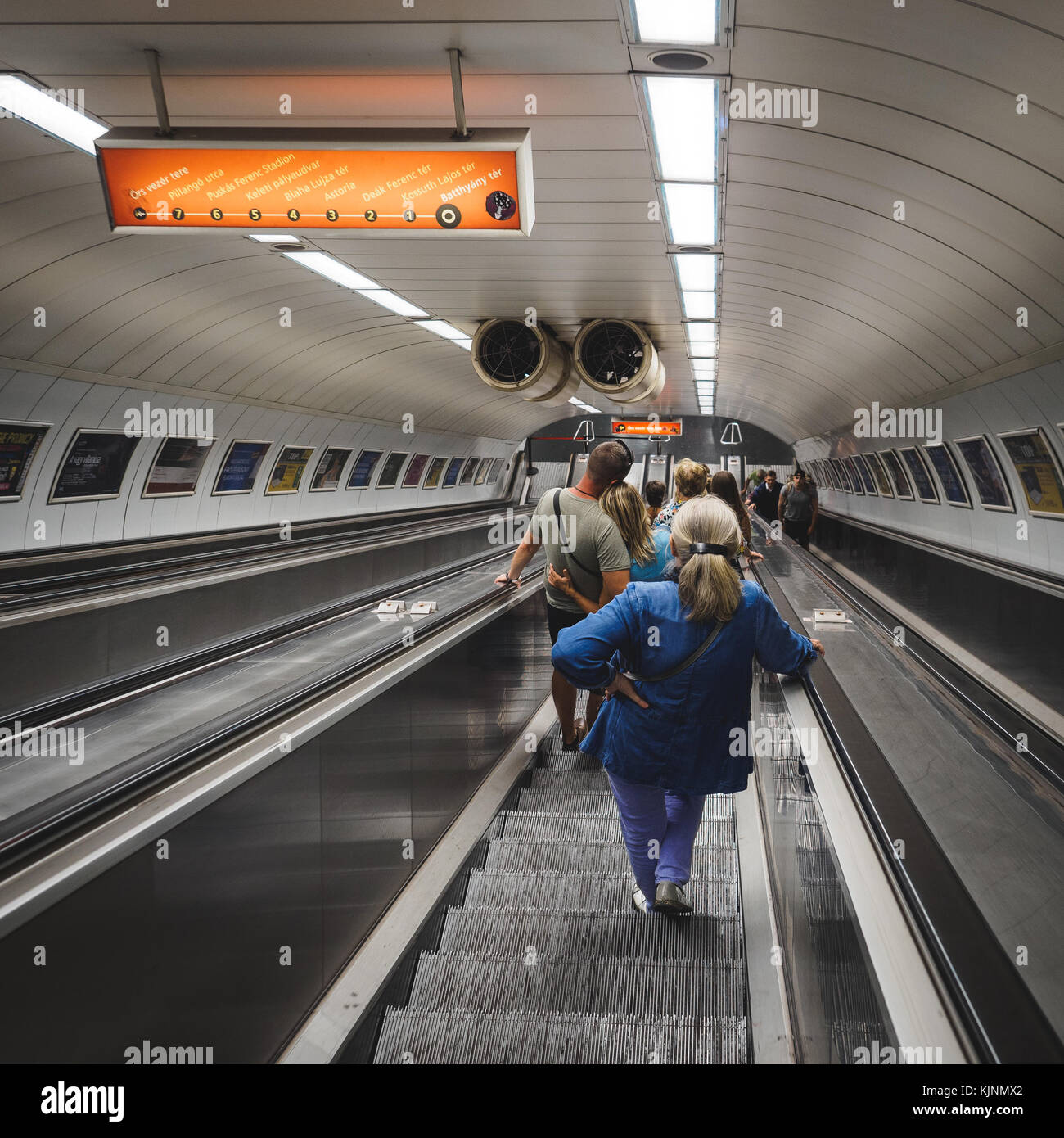 Les utilisateurs de transport souterrain sur les escaliers dans le métro de Budapest (Hongrie). Juin 2017. Format carré. Banque D'Images