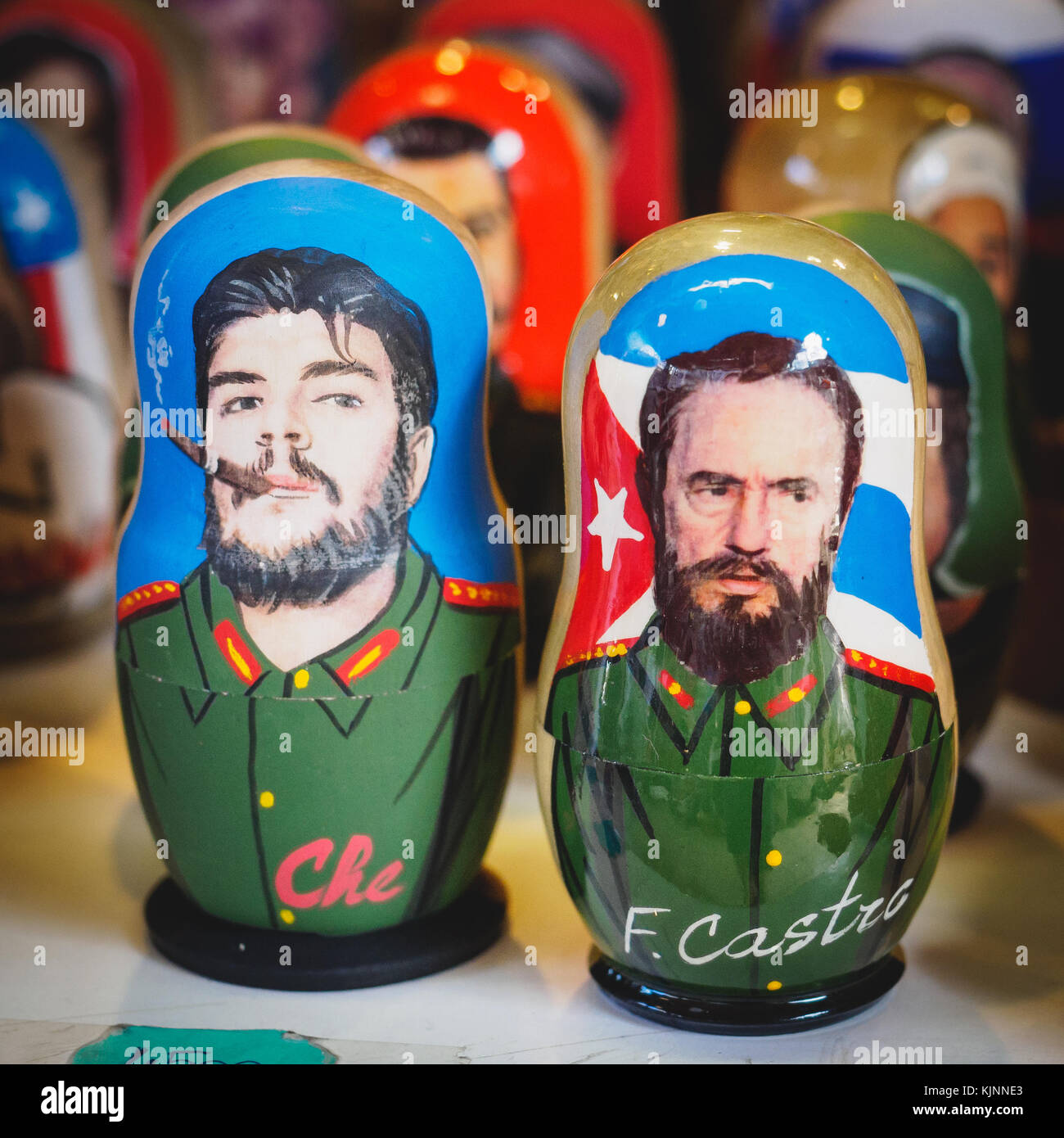 Poupées Russes colorés représentant Che Guevara et Fidel Castro dans un marché à Budapest (Hongrie). Format carré. Banque D'Images
