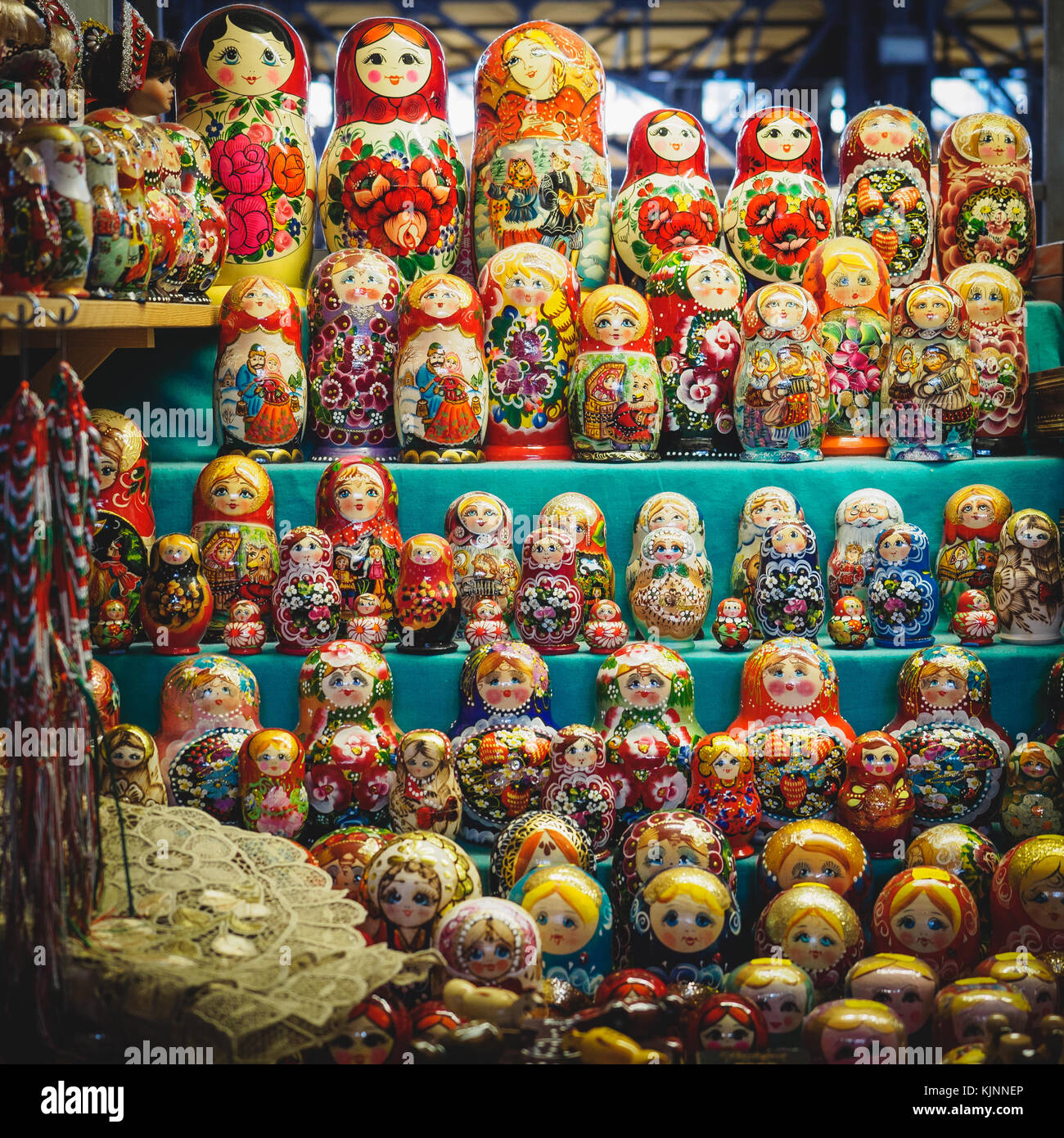 Poupées Russes colorés dans un marché à Budapest (Hongrie). Format carré. Banque D'Images