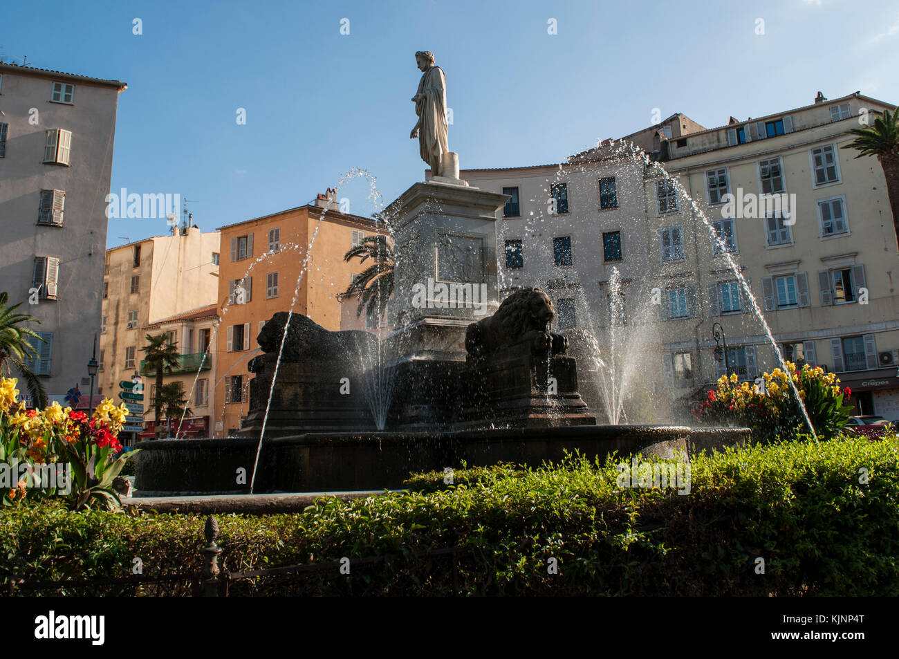 Ajaccio : Détails de Napoléon comme premier consul, la statue faite en 1804 par Francesco massimiliano ouvrier, une partie de la fontaine aux lions quatre en place foch Banque D'Images