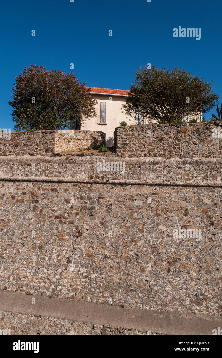 Les détails architecturaux de l'ancienne enceinte de la citadelle du xve siècle d'Ajaccio, une imposante forteresse militaire qui était une prison au cours de la première guerre mondiale Banque D'Images