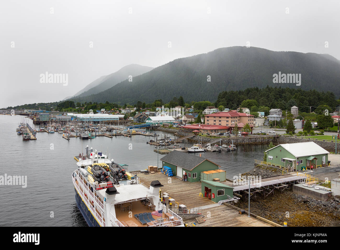 Sitka, Alaska, États-Unis - 21 août 2017 : vue sur le port et le Totem Square Hotel and Marina à Sitka, Alaska. Banque D'Images