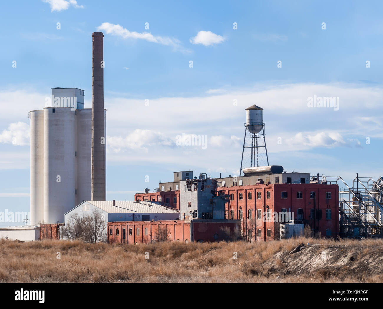 Un moulin à sucre vieux de plusieurs décennies est abandonné et vide dans une communauté du Colorado central. Banque D'Images