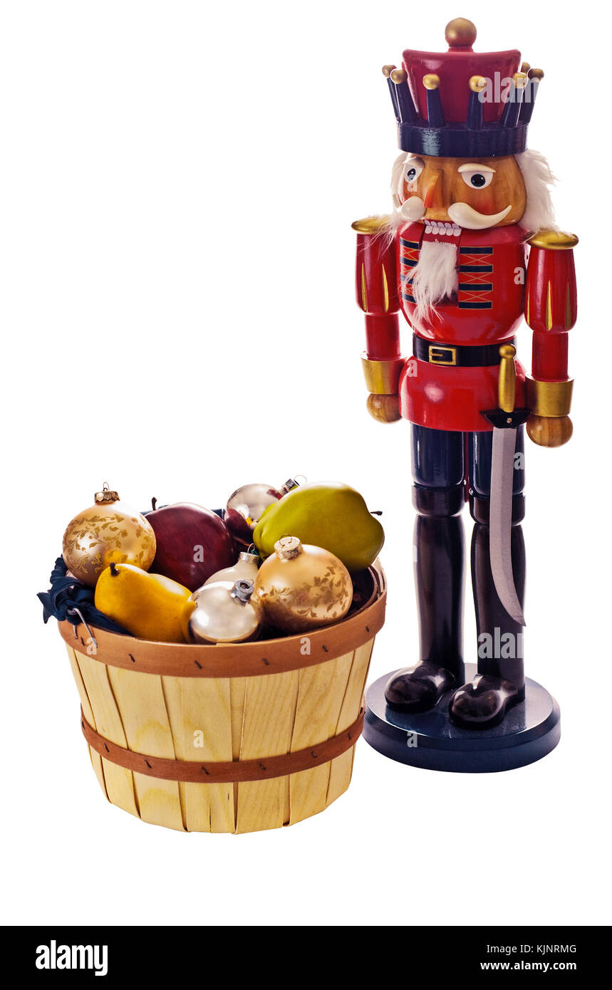 Un casse-noix se tient sur un panier de fruits Banque D'Images