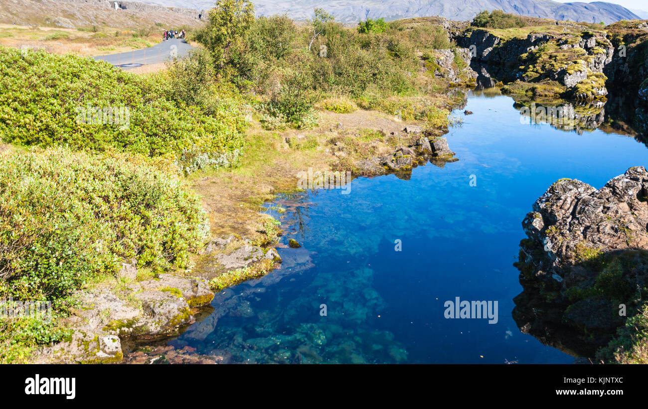 Voyager en Islande - l'eau dans la terre silfra s.p.a. crack dans la vallée du rift du parc national de thingvellir en septembre Banque D'Images