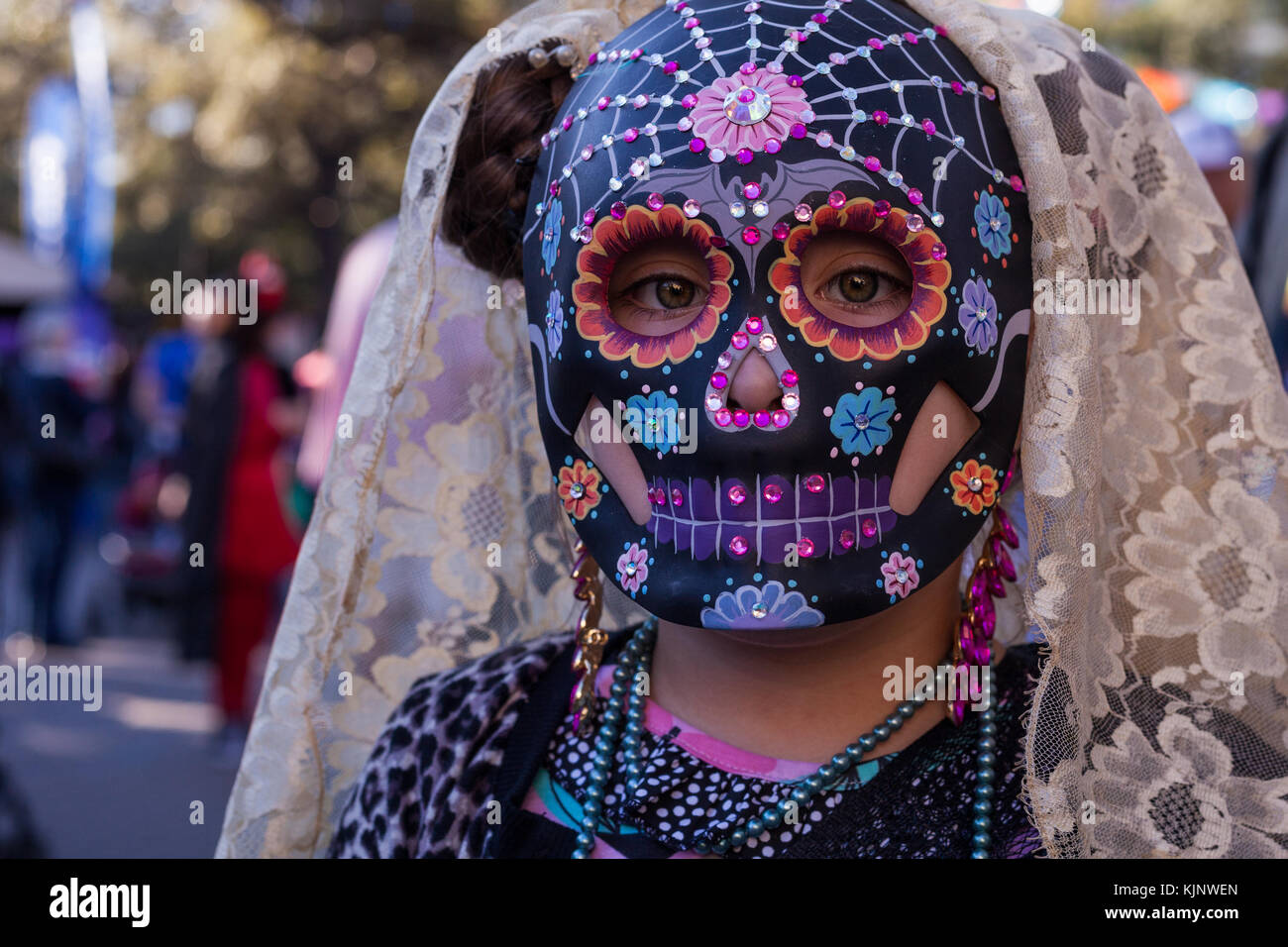 Girl wearing colorful masque de crâne et la dentelle voile pour dia de los muertos/Jour des morts à San Antonio, TX Banque D'Images