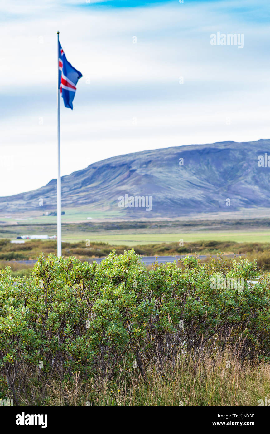 Voyager en Islande - drapeau islandais près de kerid lake en soirée d'automne Banque D'Images